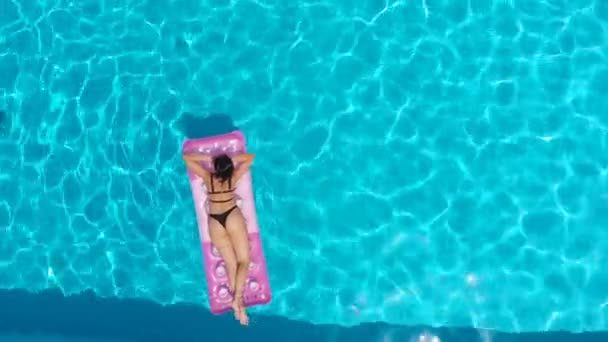 Letecký Pohled Krásné Ženy Relaxující Růžové Matraci Bazénu — Stock video