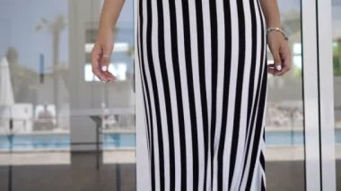 Kameranın önünde poz veren genç ve güzel bir kadın.