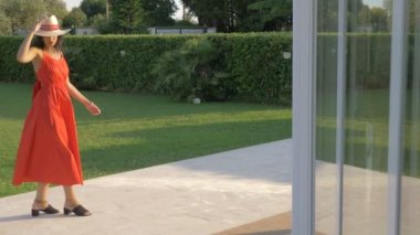  Hasır şapkalı güzel bir kadın kameranın önünde poz veriyor. 