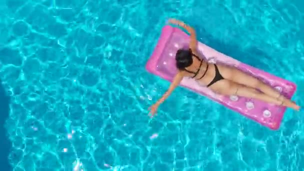 Havuzdaki Şiltenin Üzerinde Karnının Üzerinde Uzanan Şehvetli Kadının Havadan Görünüşü — Stok video