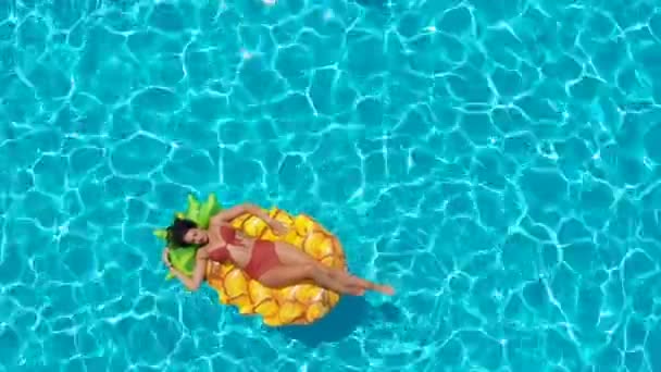 Vanuit Lucht Uitzicht Mooie Vrouw Ontspannen Matras Het Zwembad — Stockvideo