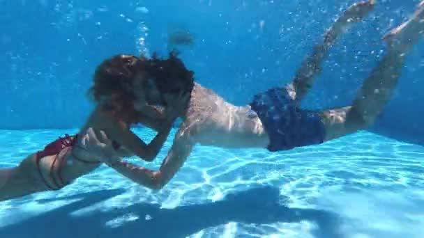 水池中的浮液 在水里接吻的年轻夫妇在游泳池中继续接吻的水下镜头 — 图库视频影像