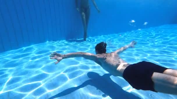 Joven Nadando Bajo Agua Resurgiendo Jugando Con Novia — Vídeos de Stock