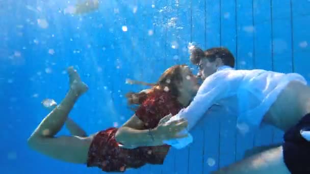 Jovem Casal Beijando Subaquático Resurfacing Continuando Beijar — Vídeo de Stock