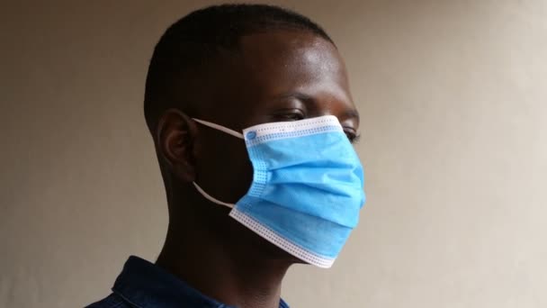 코로나 바이러스 사려깊은 아프리카 남자가 수술용 마스크를 세계적으로 걱정하는 — 비디오