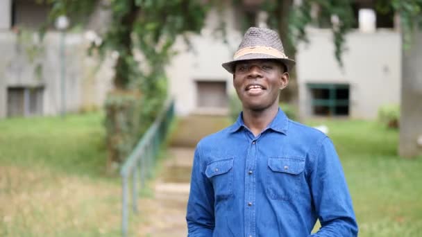 Felicidade Positividade Retrato Jovem Africano Dançando Ritmo Música Sorrindo Para — Vídeo de Stock