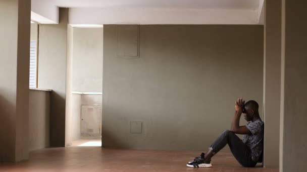 Dépression Solitude Portrait Jeune Homme Africain Triste Assis Sur Sol — Video