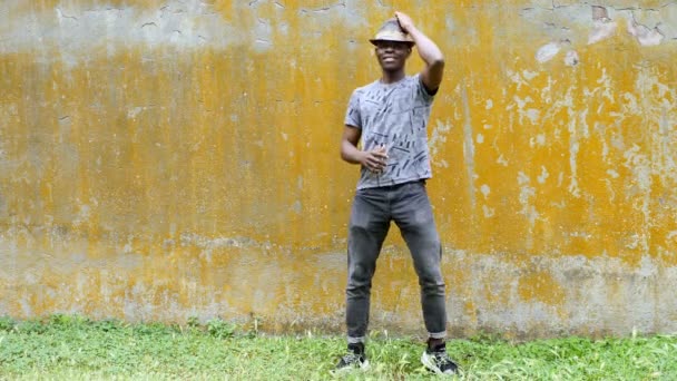 Portrét Mladého Usmívajícího Afrického Muže Tančícího Rytmu Vzlétající Hudby Nasazujícího — Stock video