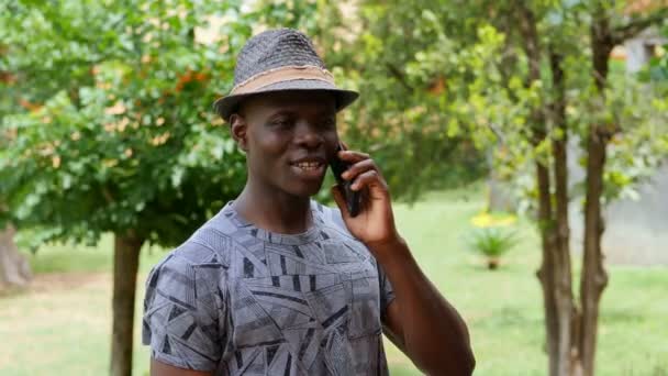 Hombre Afroamericano Usando Teléfono Inteligente Ciudad Joven Guapo Comunicándose — Vídeos de Stock