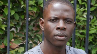 Kendinden emin yakışıklı Amerikalı Afrikalı genç adam.