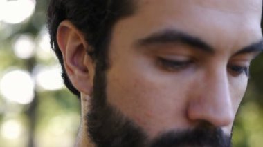 Parktaki genç adam.