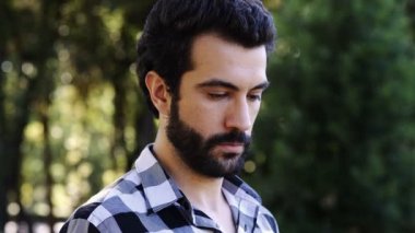Parktaki genç adam.