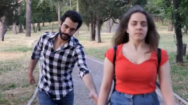 Casal Briga Jovem Mulher Discutindo Livre — Vídeo de Stock