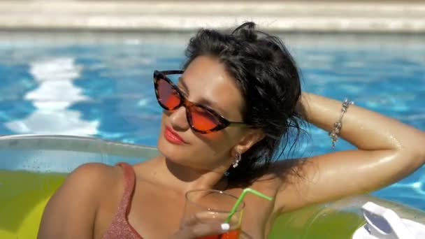 リラックス 美しい女性はプールでインフレータブルでリラックス — ストック動画