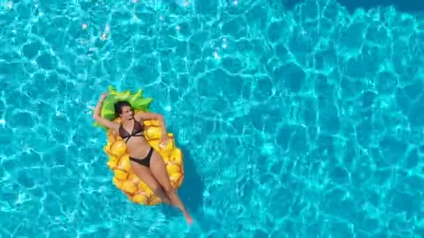 Havuzda Şişirilebilir Bir Havuzda Güneşlenen Çekici Bir Kadın — Stok video