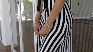 Güzel, zarif bir kadının sabit kamerası gururla kameraya bakıyor.