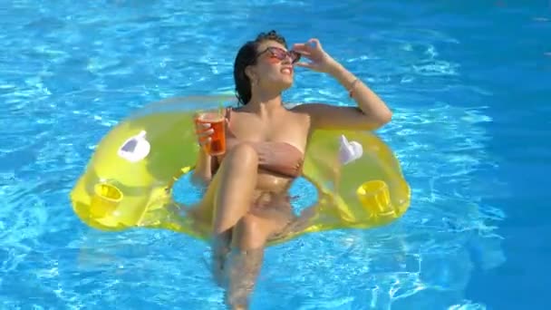 Vacaciones Relajarse Hermosa Mujer Inflable Piscina Disfrutando Del Sol — Vídeos de Stock