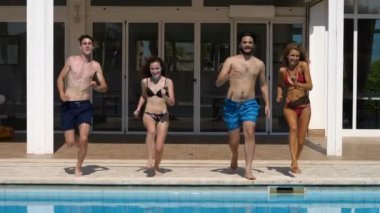 Yaz, eğlence. Dört arkadaş koşup havuza dalıyor.