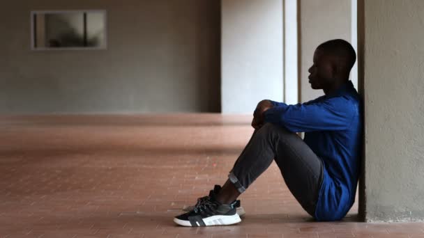 Jeune Homme Africain Déprimé Appuyé Contre Mur Dans Hall Construction — Video