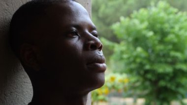 Kendinden emin yakışıklı Amerikalı Afrikalı genç adam.
