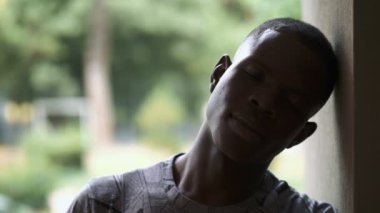 Kendinden emin yakışıklı Amerikalı Afrikalı genç adam.