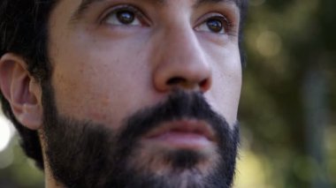 Parktaki genç adam.