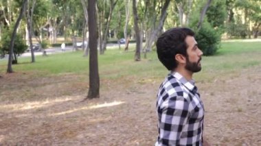 Çiftler kavga eder, genç adam ve kadın dışarıda tartışır.