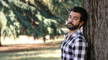 Parktaki genç adam.