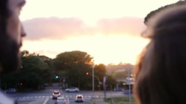 Şehirde aşık genç bir çift