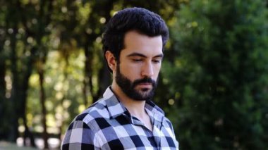 Parktaki genç adam.