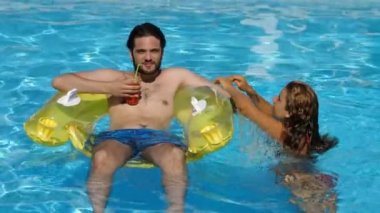 Rahatla, Summer. Havuzda şişme bir adamın kız arkadaşını öpmesi.