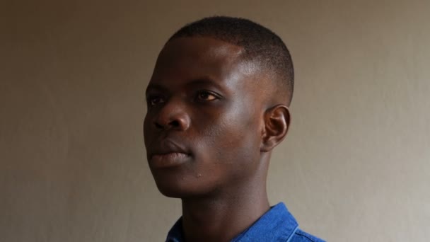 Kendinden Emin Yakışıklı Amerikalı Afrikalı Genç Adam — Stok video