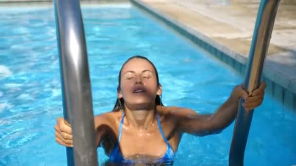 Hermosa Chica Sube Escalera Piscina Sonriendo Cámara — Vídeos de Stock