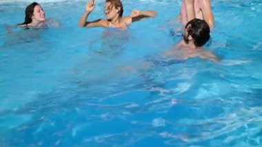 Yaz, tatiller. Bir grup arkadaş yüzme havuzunda eğleniyor.