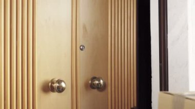 e.trade - Genç adamın portresi kadın binicinin teslim ettiği paketi alıyor ve makbuzu imzalıyor.