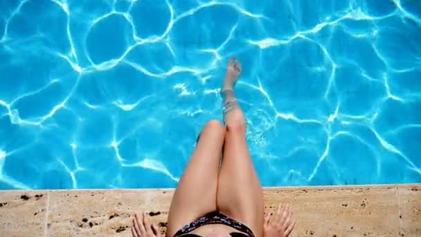 Hermosas Piernas Una Chica Atractiva Con Los Pies Empapados Piscina — Vídeos de Stock