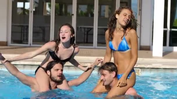 Jogos Verão Meninas Bonitas Jovens Nos Ombros Seu Amigo Piscina — Vídeo de Stock