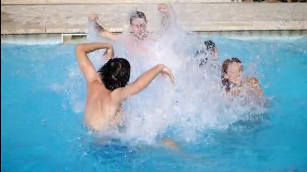 Estate Divertimento Gruppo Amici Che Giocano Piscina Spruzzando Acqua — Video Stock