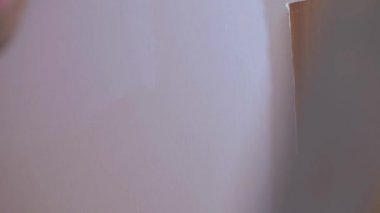 İşçi el boyama duvarı