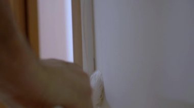 İşçi el boyama duvarı