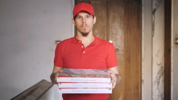 Retrato Del Joven Mensajero Entregando Pizzas Mirando Cámara Sonriendo Interior — Vídeo de stock