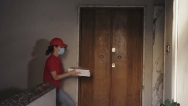 Covid Lockdown Jonge Vrouw Koerier Dragen Chirurgische Masker Leveren Pizza — Stockvideo