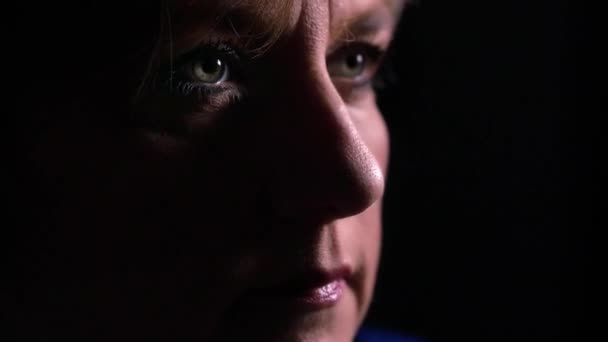 Karanlığın Içinde Dalgın Olgun Bir Kadına Yaklaş Düşüncelerinde Kaybolmuş Başka — Stok video