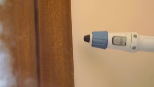 Buharlı Temizleyici Kullanarak Kapı Çerçevesindeki Boyayı Çıkarıyorum — Stok video