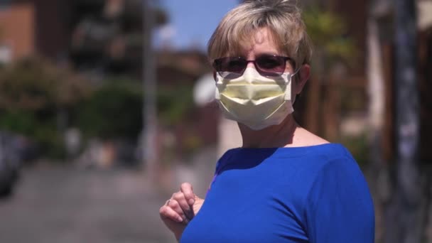 Παγκόσμια Επιδημία Έννοια Πορτρέτο Της Σοβαρής Ώριμης Γυναίκας Φορώντας Χειρουργική — Αρχείο Βίντεο