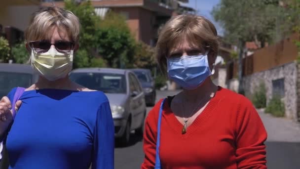 科罗纳病毒大流行 两名戴口罩的漂亮成年女子前往杂货店购物 — 图库视频影像
