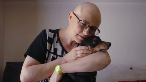 Mature Bald Woman Undergoing Chemotherapy Caressing Her Dog — 图库视频影像