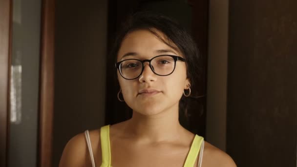 Porträtt Rolig Tonåring Tittar Allvarligt Kameran Och Sedan Spricker Skrattar — Stockvideo