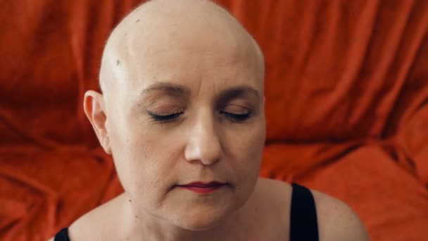 Focalizzata Donna Calva Sottoposti Chemioterapia Fissando Seriamente Fotocamera — Video Stock
