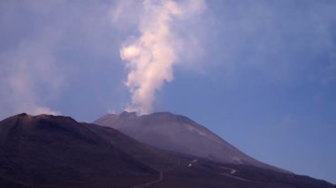 Mavi gökyüzünde göze çarpan Etna 'nın müstehcen manzarası, Sicilya, İtalya, Ağustos 2020